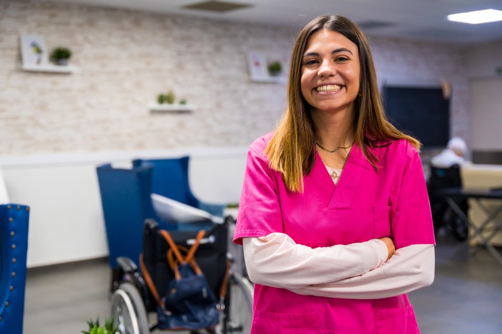 Cuidadora sonriente con uniforme rosa