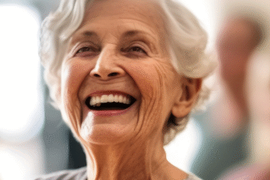 mujer mayor riendo feliz calidad de vida con atencion domiciliaria dependalium