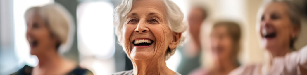 mujer mayor riendo feliz calidad de vida con atencion domiciliaria dependalium
