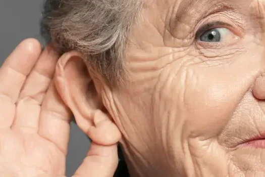 primer plano de una mujer mayor sonriendo