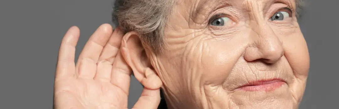 primer plano de una mujer mayor sonriendo