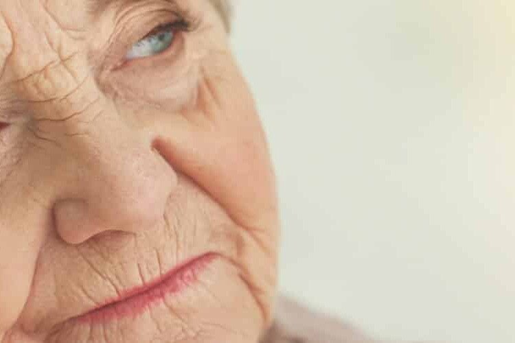 rostro de mujer mayor pensativa cuidados a domicilio personalizados en mataro
