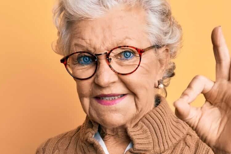 mujer mayor con gafas sonriendo servicios profesionales de atencion al mayor