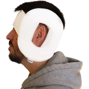 almohada ortopedica con agujero para oreja vista en uso