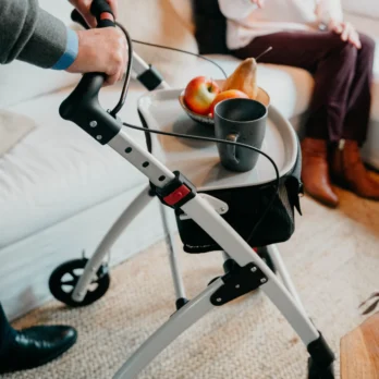 andador blanco tipo rollator con enfoque en los frenos