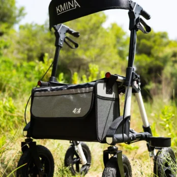 andador tipo silla de ruedas en cesped