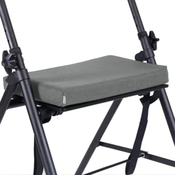 asiento acolchado de andador gris con estructura metalica