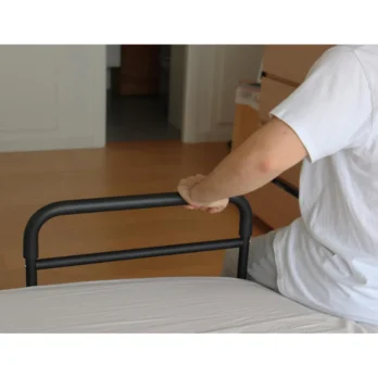 barandilla de cama mano sujetando barra plegable en madera y metal