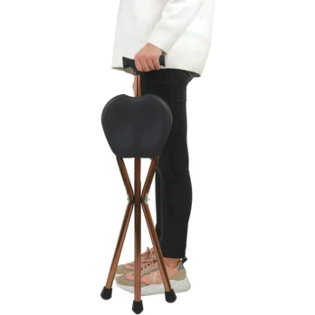 baston con asiento plegado sujeto por una persona de pie