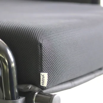cojin antiescaras negro sobre silla de ruedas detalle lateral