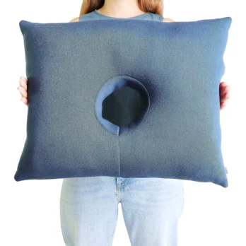 cojin oreja azul persona sosteniendolo mostrando dimensiones
