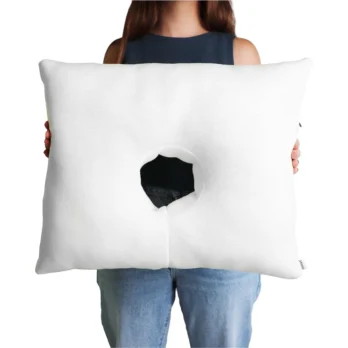 cojin oreja blanco dimensiones mostrado por persona