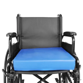 cojin ortopedico azul sobre silla de ruedas