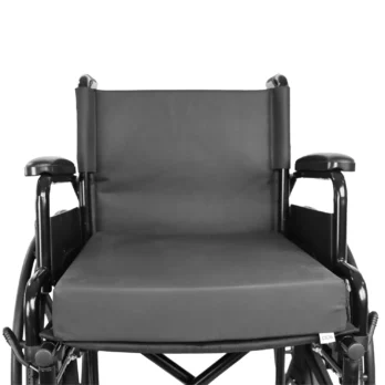 cojin ortopedico negro colocado sobre silla de ruedas