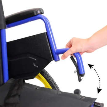 detalle de freno y manilla de silla de ruedas infantil azul