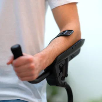 detalle de muleta ergonomica kmina ligera y resistente para uso diario