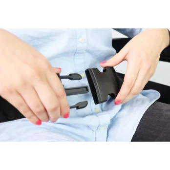 detalle del cinturon de seguridad en silla de ruedas