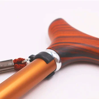 detalle del mango de un baston extensible con acabado madera