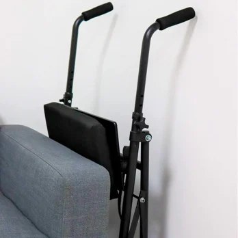 detalle superior del andador negro con empunaduras y frenos