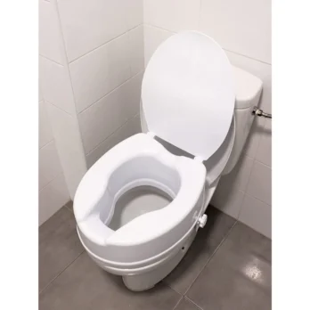 elevador de inodoro con tapa instalado sobre taza estandar