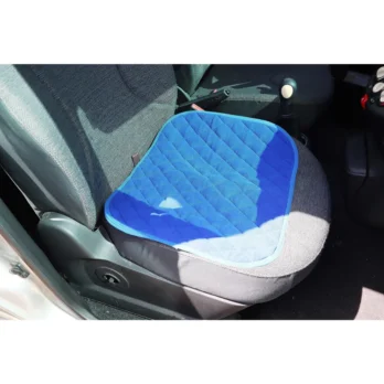 empapador azul colocado en asiento de coche