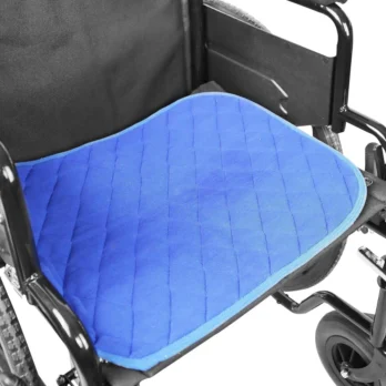 empapador azul colocado sobre silla de ruedas
