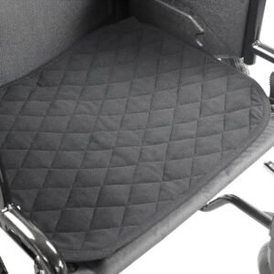 empapador negro acolchado sobre silla gris metalica