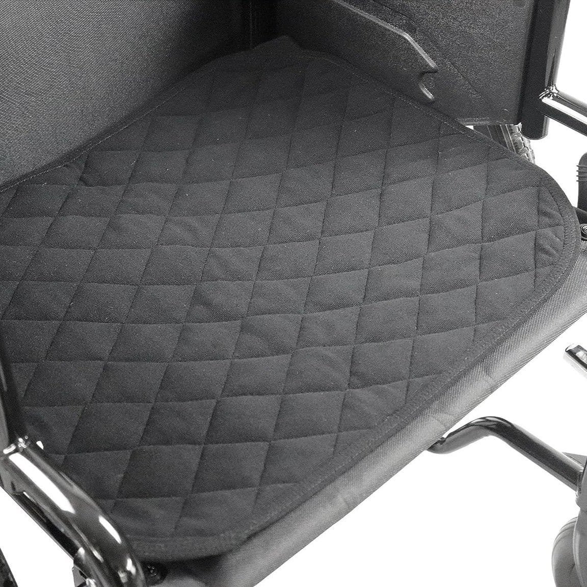 empapador negro acolchado sobre silla gris metalica