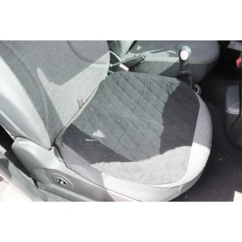 empapador negro en asiento de coche claro