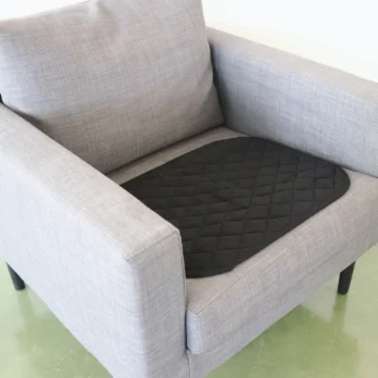 empapador negro en un sillon blanco
