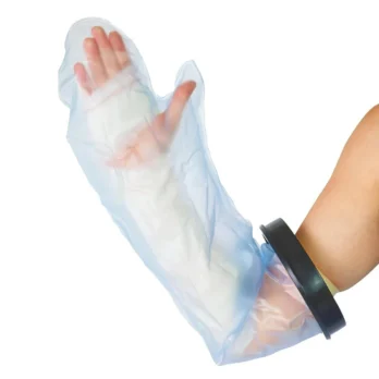 funda impermeable para escayola puesta en brazo con cierre ajustado