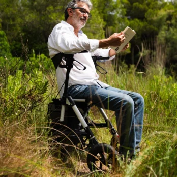 hombre con silla de ruedas en entorno natural
