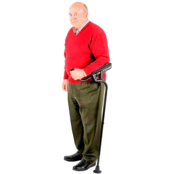 hombre mayor usando muleta kmina pro 3 en posicion de pie