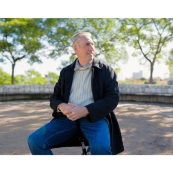hombre sentado en baston con asiento exterior