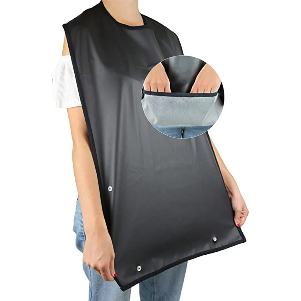 hombre usando babero impermeable largo para adultos