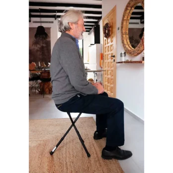 hombre usando baston con asiento en interior