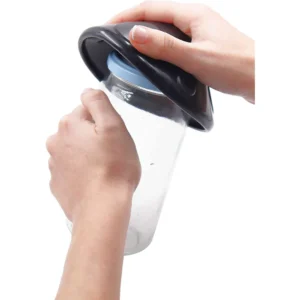 mano abriendo tapa con dispositivo ergonomico negro