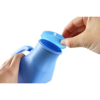 mano abriendo tapa de orinal azul ergonomico