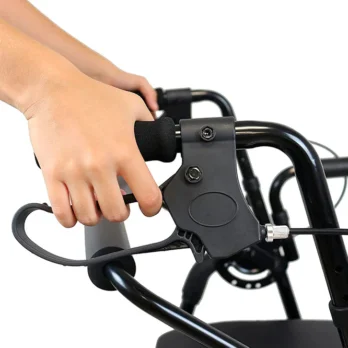 mano accionando freno de un andador silla con mango curvo