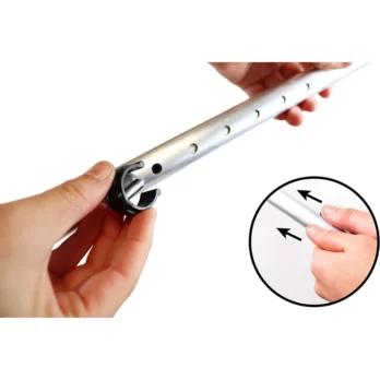 mano ajustando baston extensible mediante rosca giratoria