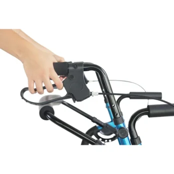 mano ajustando freno ergonomico de un andador tipo silla