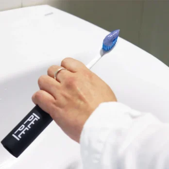 mano escribiendo con puntero de adaptacion para boligrafo