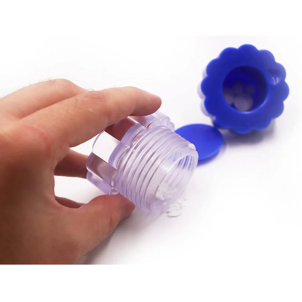 mano girando triturador de pastillas transparente con tapa azul