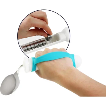 mano insertando cuchara adaptada en soporte azul