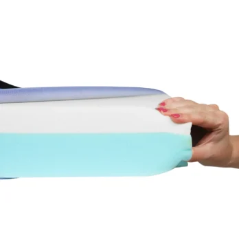 mano mostrando flexibilidad del cojin azul viscoelastico