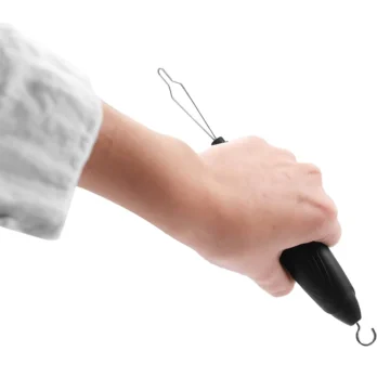 mano sosteniendo abrochabotones de diseno sencillo