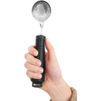 mano sosteniendo cuchara ergonomica negra