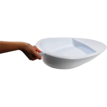 mano sosteniendo cuna blanca para orina con forma ergonomica