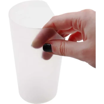 mano sosteniendo vaso conico de plastico transparente adaptado