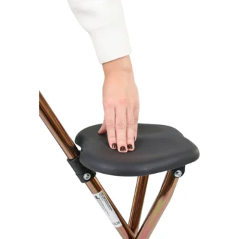 mano sujetando baston con asiento abierto y superficie acolchada
